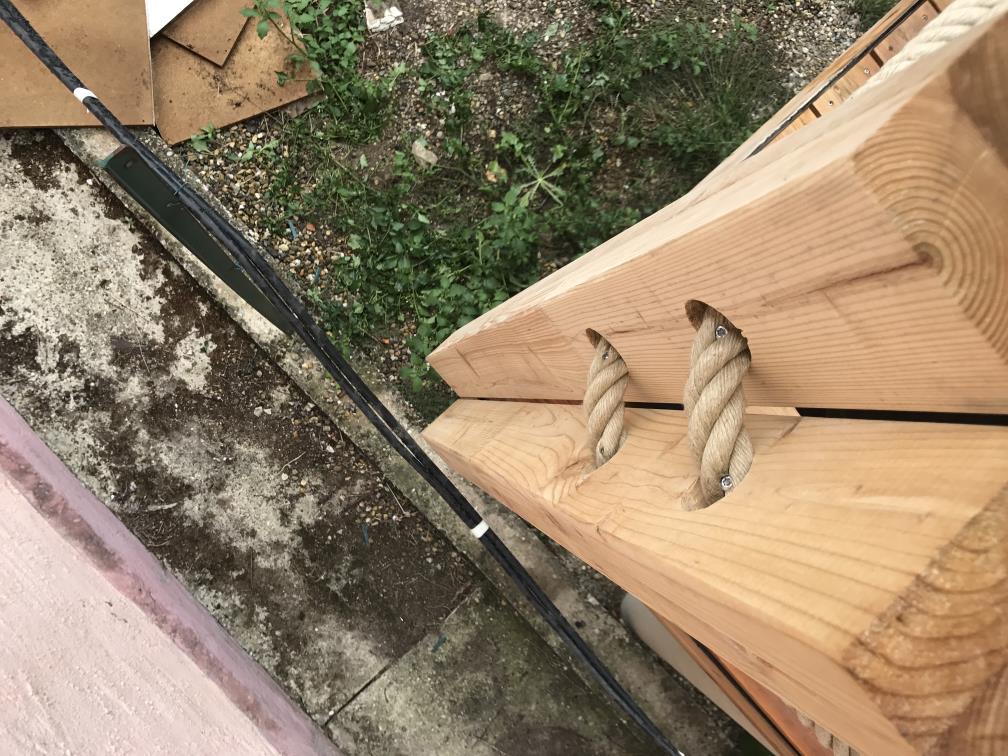Détail de l'angle du garde corps de la terrasse en bois