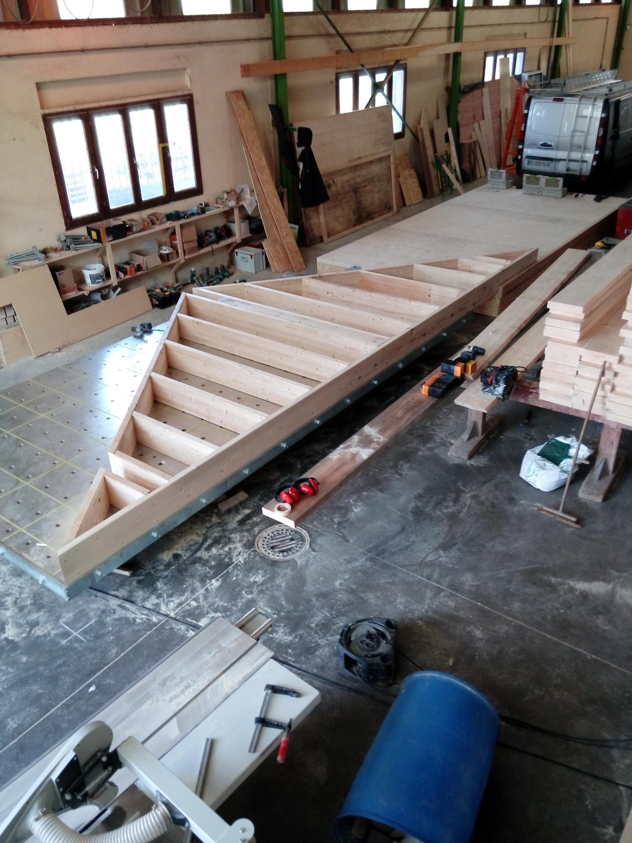 Pré-fabrication de l'ossature bois des pignons en atelier.