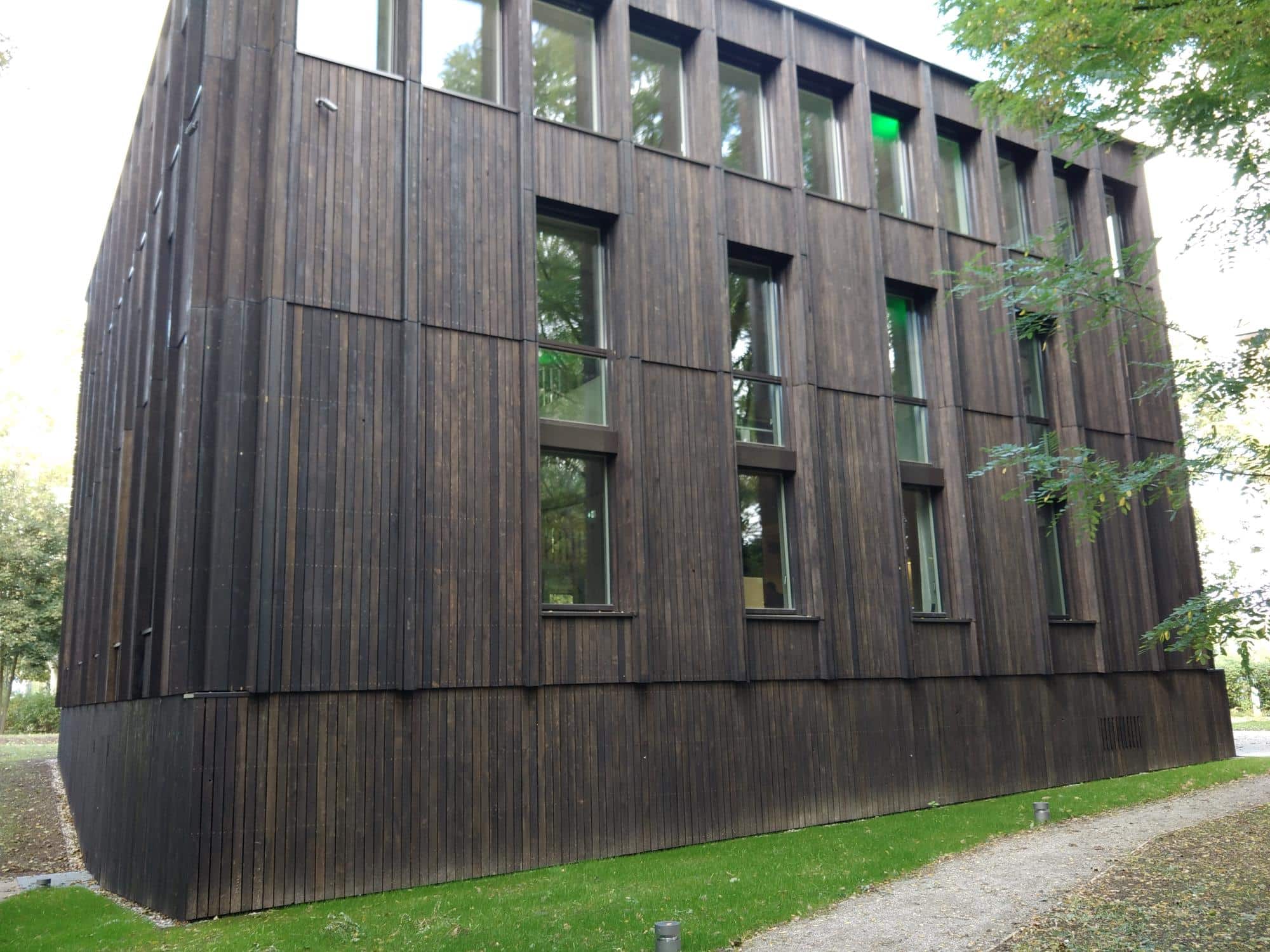 Bardage bois vertical Solares BAUEN - vue d'ensemble